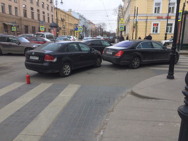 Volkswagen догнал Mercedes на повороте с Фурштатской улицы на пр. Чернышевского.