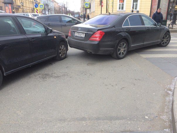 Volkswagen догнал Mercedes на повороте с Фурштатской улицы на пр. Чернышевского.