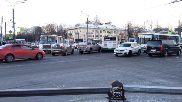 Подбили автобус на м.Академическая