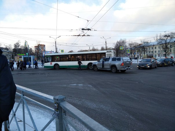 Подбили автобус на м.Академическая