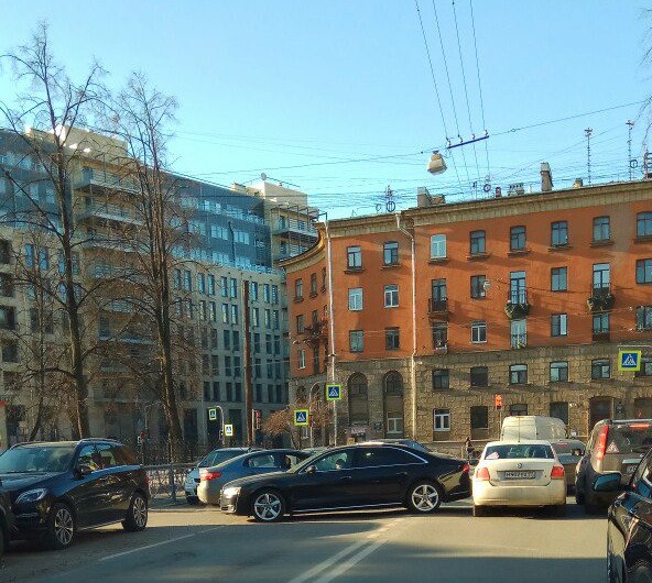 Лёгкий зацеп на Лодейнопольской улице, 5Б, но встречке не проехать. Разворачиваются.