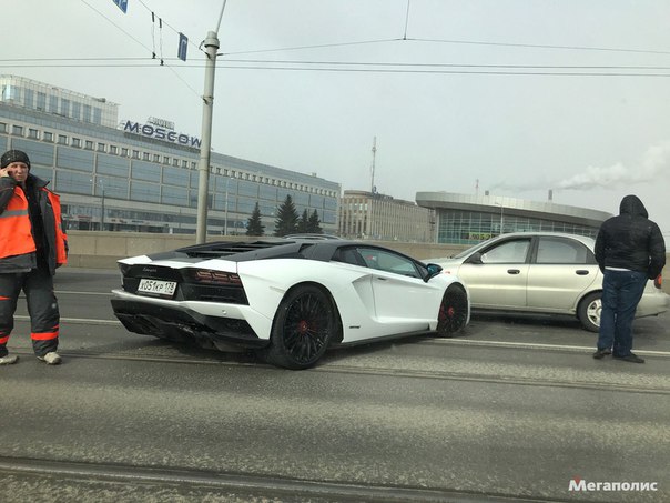 На мосту Александра Невского в сторону Александро-Невской лавры размоталась Lamborghini от трамвай и...