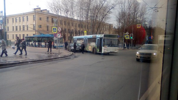 При повороте с Полярников на Бабушкина, легковушка подлезла под автобус. Общественный транспорт вста...