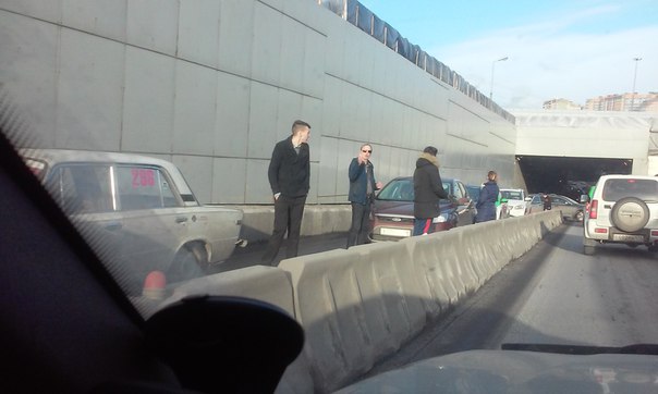 Токсовское шоссе на выезде из тоннеля в сторону города полностью заблокировано!