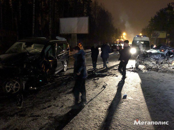 Авария на выборгском шоссе, в сторону нового Сертолова. Столкнулись toyota марк2, mercedes вито и та...