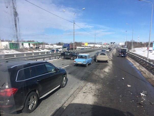 На Новоприозерском шоссе , перед поворотом на Токсово , девушки на Ладе Гранте влетели в отбойник . ...