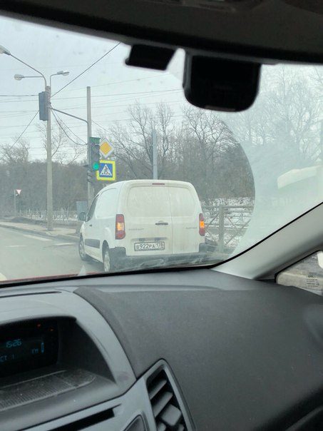 На Санкт-Петербургском шоссе у К-Рауты бензовоз забодал пыжика и забрался на поребрик. Эцилопов нет....