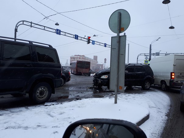 На перекрестке Боровой и Обводного канала Mercedes ML разбился об корму автобуса