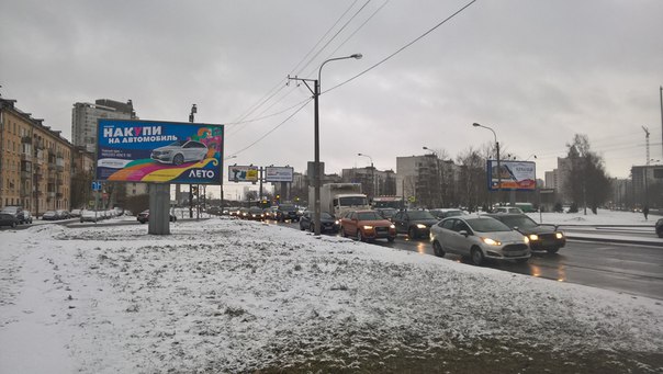 Сломался светофор на Краснопутиловской улице. На дороге - хаос!