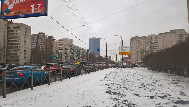 Сломался светофор на Краснопутиловской улице. На дороге - хаос!