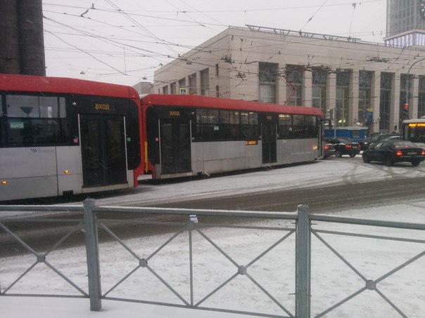 На площади Ленина трамвай сошел с рельсов, поворачивая с улицы Комсомола на Боткинскую ,