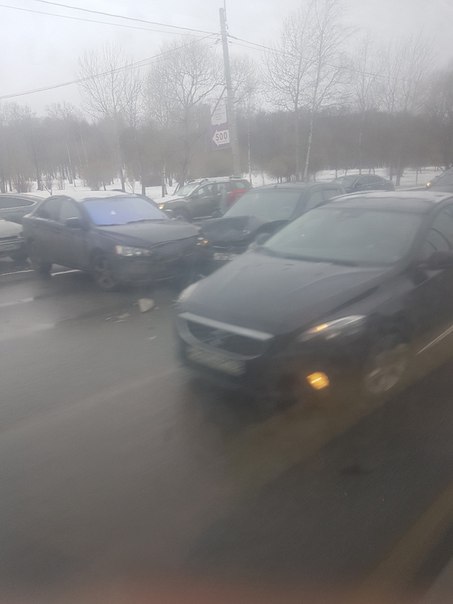 На Санкт-Петербургском шоссе, перед Маршала Мерецкова, столкнулись 3 автомобиля, стоит 3 полосы