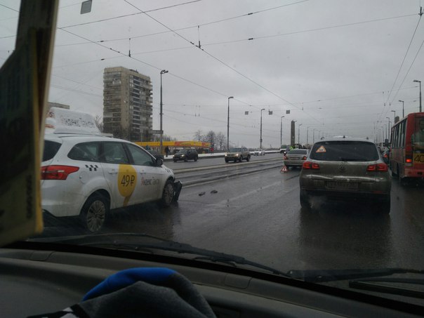 На Володарском мосту две аварии. Трамваи стоят от Народной к Ивановской.