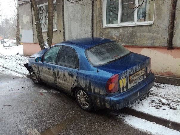 Просто Ланос в дереве у дома по Ланскому шоссе. Пробка будет, но не там.