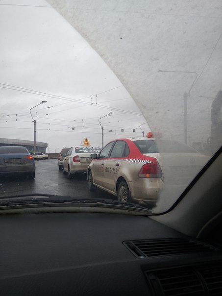Три таксиста познакомились на подъёме на мост Александра Невского со стороны Обводного..