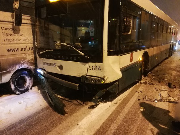 На Тимуровской улице, устроив ДТП с автобусом, водитель тринашки ретировался