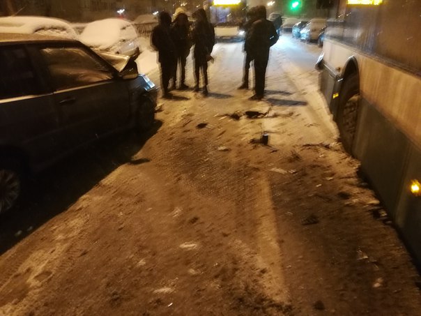 На Тимуровской улице, устроив ДТП с автобусом, водитель тринашки ретировался