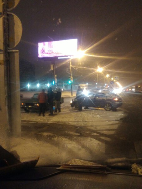 На перекрестке Октябрьской набережной и улицы Крыленко столкнулись 3 машины