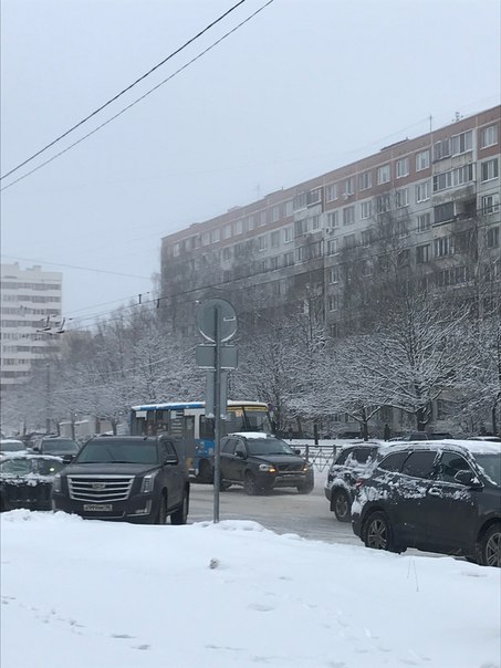 На Луначарского от Руднева к пр. Культуры маршрутка подбила volvo.