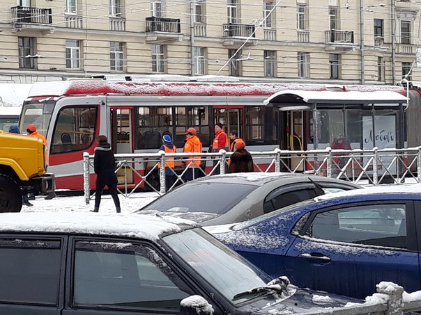На площади Ленина встали трамваи. Что произошло не ясно. Аварийка на месте. Все кондукторы слетелись...