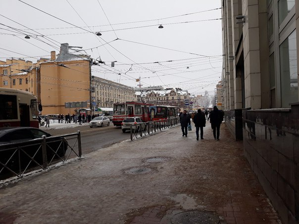 На площади Ленина встали трамваи. Что произошло не ясно. Аварийка на месте. Все кондукторы слетелись...
