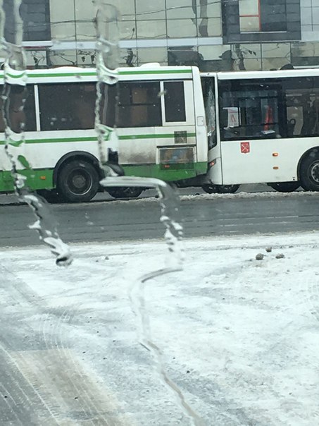 У метро Ладожская на повороте автобус въехал в автобус, на перекрестке коллапс из автобусов и тролле...
