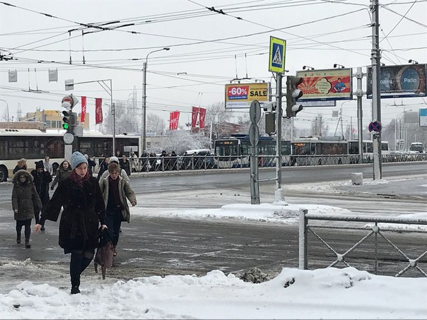 У метро Ладожская на повороте автобус въехал в автобус, на перекрестке коллапс из автобусов и тролле...