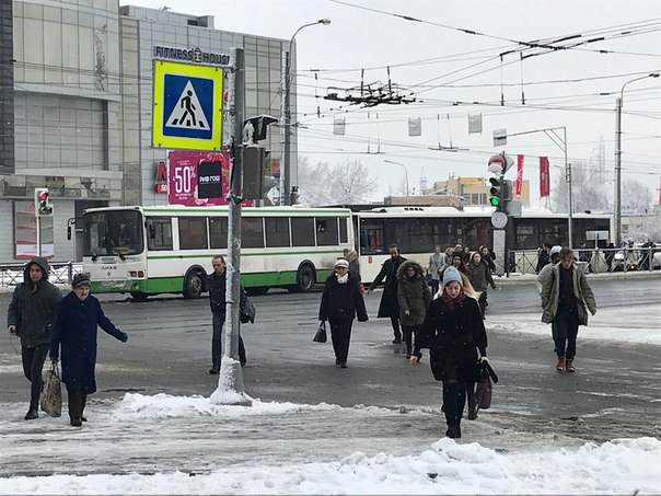 У метро Ладожская на повороте автобус въехал в автобус, на перекрестке коллапс из автобусов и тролле...