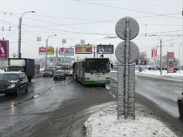 У метро Ладожская на повороте автобус въехал в автобус, на перекрестке коллапс из автобусов и тролле...