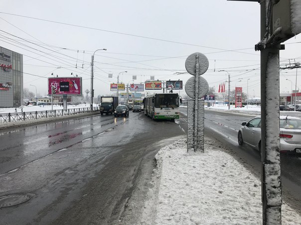 У метро Ладожская на повороте автобус въехал в автобус, на перекрестке коллапс из автобусов и тролле...