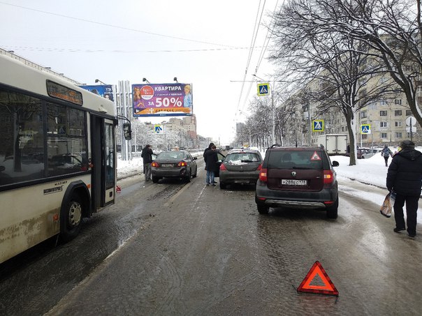 Напротив Светлановского 103 как всегда. Никто не видит пешеходный переход. Итог очевиден. Пробка, вс...