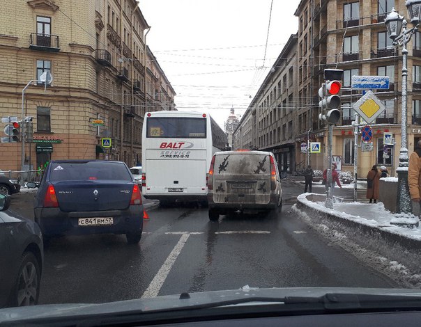 После съезда с Измайловского моста на пересечении с Фонтанкой Автобус и микроавтобус Mercedes перего...