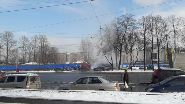 Небольшое задымление обнаружено подписчиками на Стачек, у Кировского завода. Пожарные на месте.