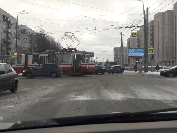 Перекресток пр. Ветеранов / ул. Пилютова, опелек не пропустили трамвайку.