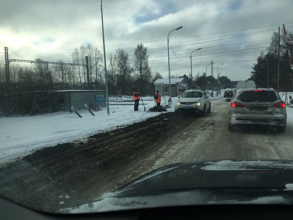 На ж/д переезде в Мяглово Камаз обильно накакал навозом, но кара настигла его сразу. Проезжайте нето...