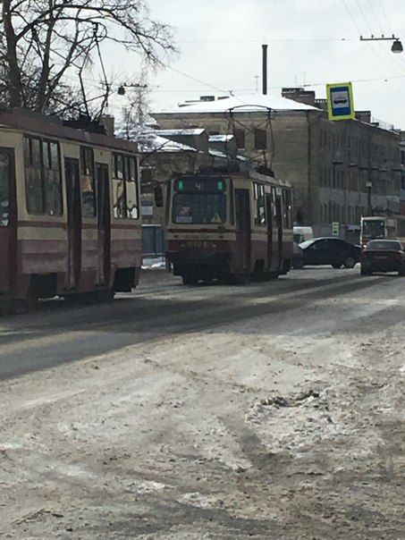 Газель и Киа заблокировали движение трамваев на ул. Калинина