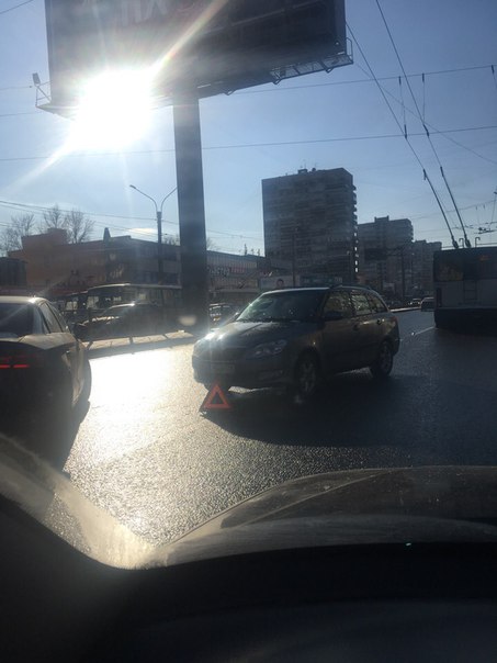 Перекрёсток Ленинского проспекта и бульвар Новаторов. Стоят поперек дороги. Пробка в сторону Стачек.