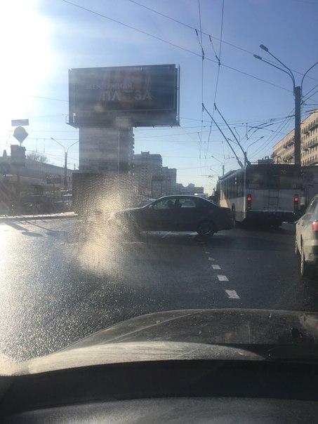 Перекрёсток Ленинского проспекта и бульвар Новаторов. Стоят поперек дороги. Пробка в сторону Стачек.