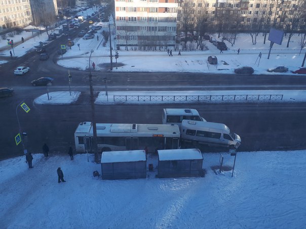 Притёрлись маршрутка и автобус на остановке Художников-Поэтическом.В сторону Луначарского.