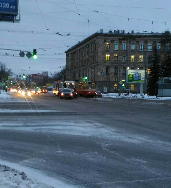 ДТП в самом центре Светлановской площади. Трамваям к центру не проехать. Ох и пробка скоро будет, ес...