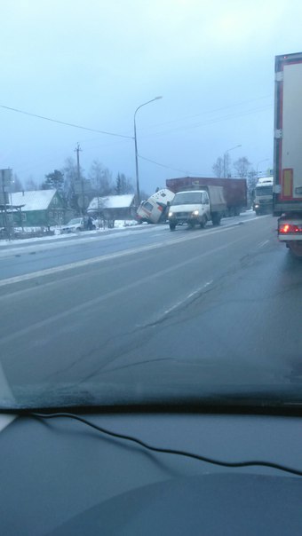 Сегодня утром в Ушаках фура въехала в маршрутный автобус Любань - Тосно.