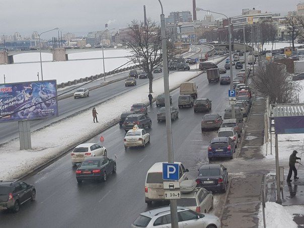 Напротив Пироговской наб., 15 (автомойка), в левом ряду сошлись трое. Движение затруднено.
