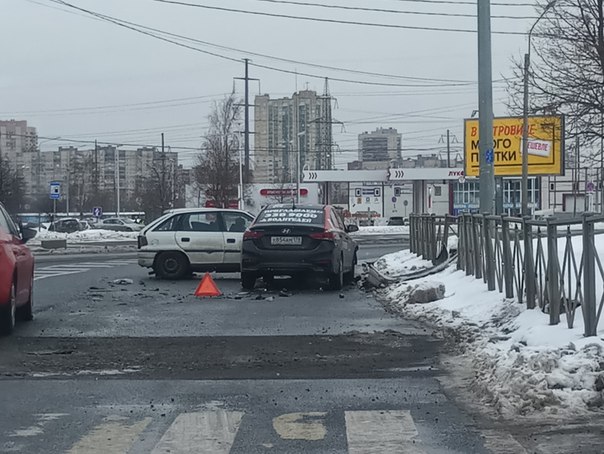 Такси Опять не Везёт！Таксист с номерами ХАМ въехал в старенький опель, перекрёсток Солидарности пере...