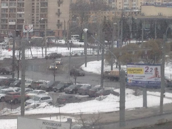 Незначительное ДТП на площади Конституции между Солярисом грязно-грязного цвета и вторым автомобилем...