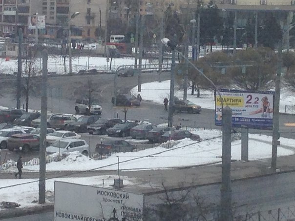 Незначительное ДТП на площади Конституции между Солярисом грязно-грязного цвета и вторым автомобилем...