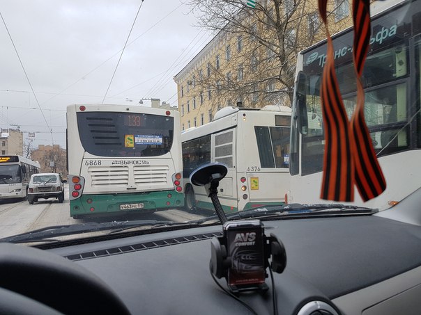 На перекрёстке Кондратьевского и Ватутина Киа Рио приехала в маршрутку, Общественный транспорт стоит...
