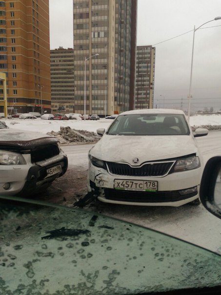 В Мурино на Охтинской аллее 12. Встретились Skoda Октавия и Toyota Рав4. Проезду не мешают.