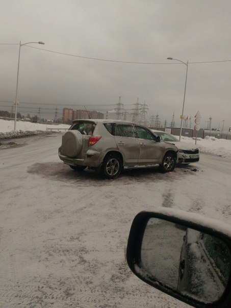 В Мурино на Охтинской аллее 12. Встретились Skoda Октавия и Toyota Рав4. Проезду не мешают.