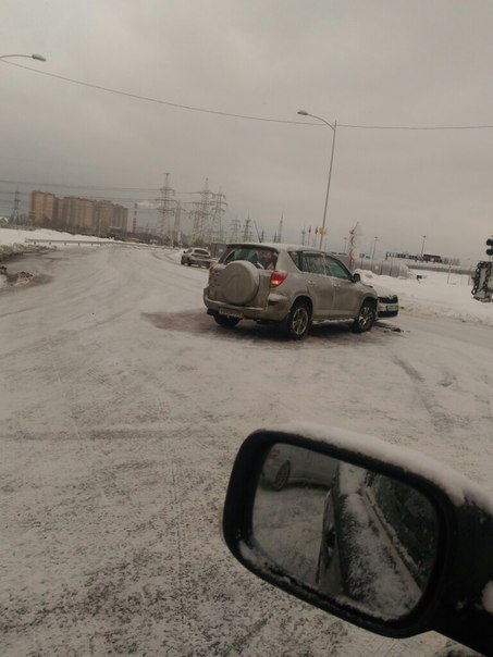 В Мурино на Охтинской аллее 12. Встретились Skoda Октавия и Toyota Рав4. Проезду не мешают.