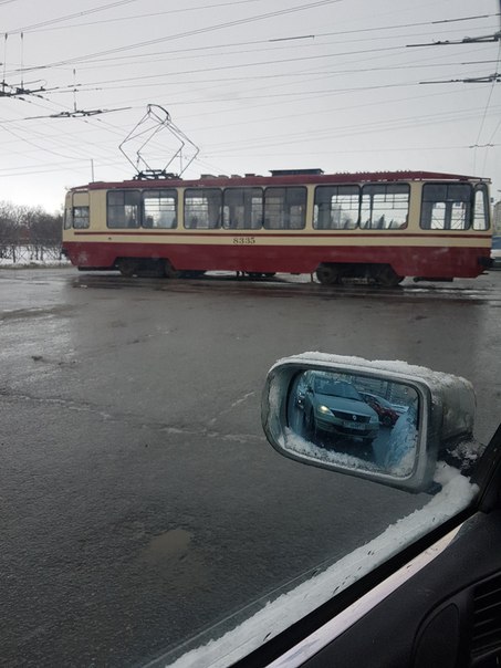 На пересечении Доблести и Петергофского мультиван проиграл трамваю!! Трамвай оставил только одну пол...